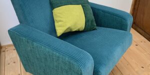 Fauteuil velours bleu 1960 Restauré par la barque à vache